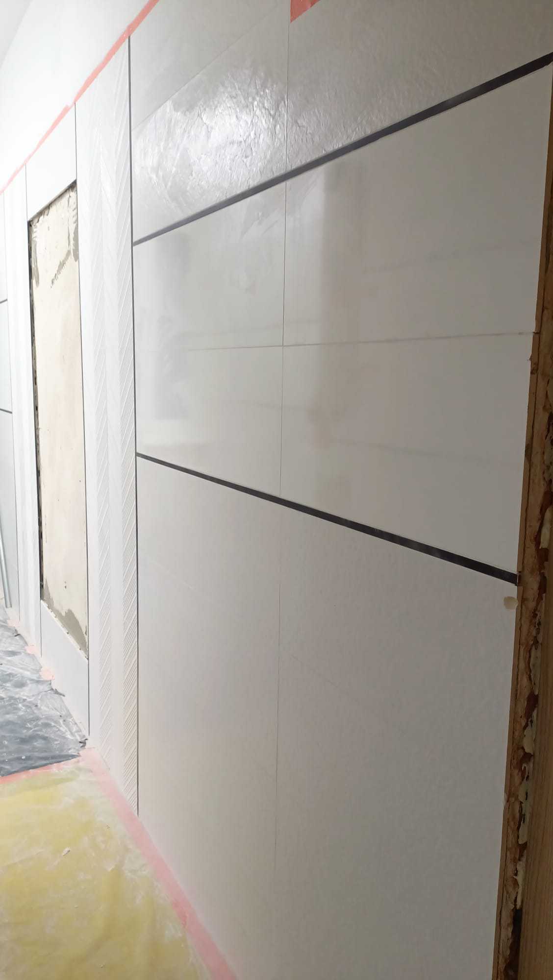 Eleganckie płytki ścienne z czarnymi listwami